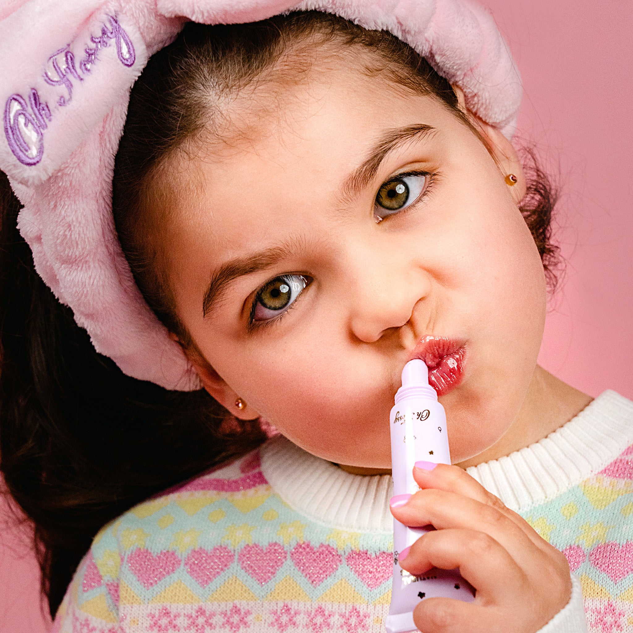    Oh-Flossy-Kids-Natural-Makeup-Lip-gloss-duo-on-hands
