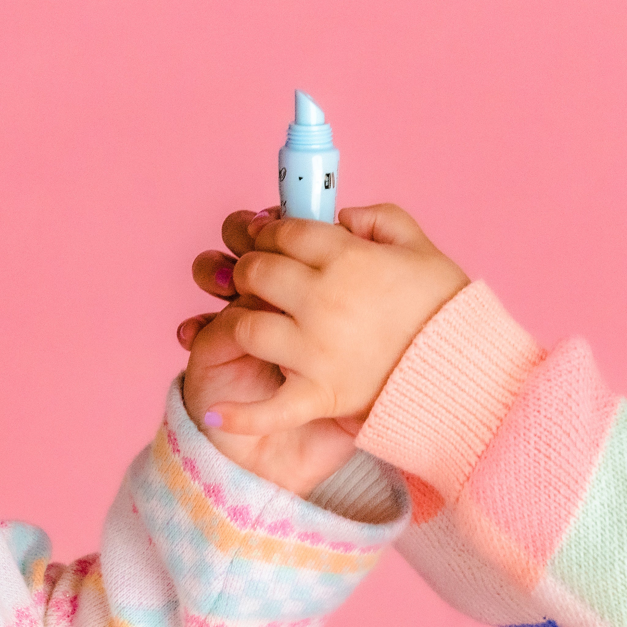Oh-Flossy-Kids-Natural-Makeup-Lip-gloss-cotton-candy-in-girls-hands